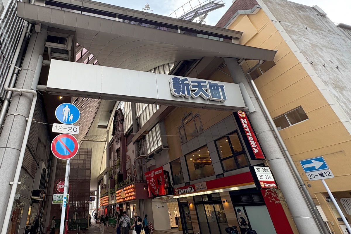 ヒューリックスクエア福岡天神の新天町商店街入り口